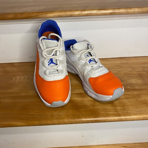 Nike Air Jordan 11 CMFT Knicks Orange YOUTH - Picture 2 of 5